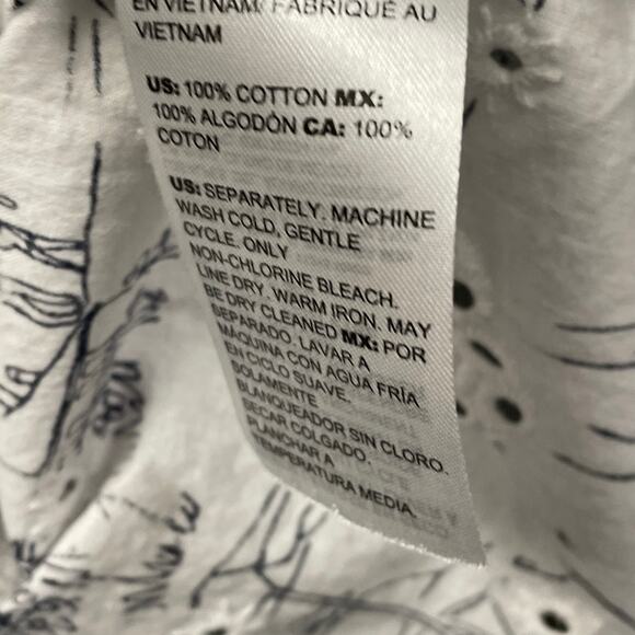 Chico’s Made For Vacation Eyelet Button Down White Black Beach Scene Size 12/14 - Picture 5 of 6